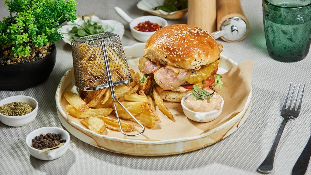 Burger Nord Bistro de vită cu french fries și sos Nord Bistro